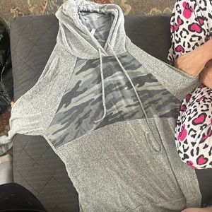 Sweatshirt Mia and tess brand size small